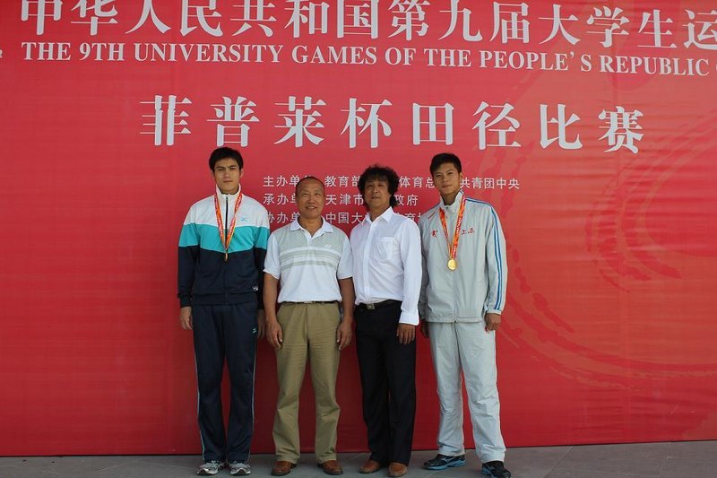 東華大學(xué)田徑健兒姚捷、鄭新陽在第九屆大運(yùn)會田徑比賽中獲得兩枚金牌