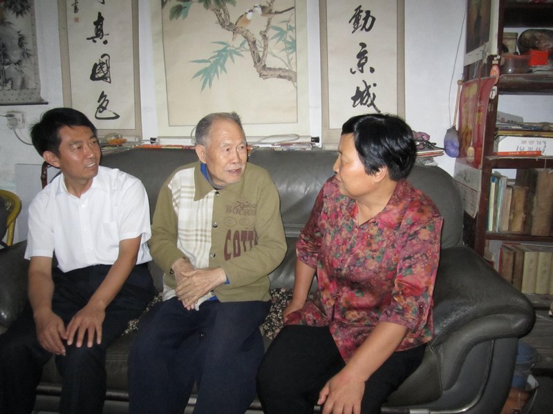雙節將至 校黨委副書記王洪彬一行看望原許昌師專離休老干部