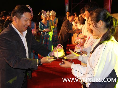 夢圓金秋,共度今宵--商學院舉行迎新晚會喜迎2012學子