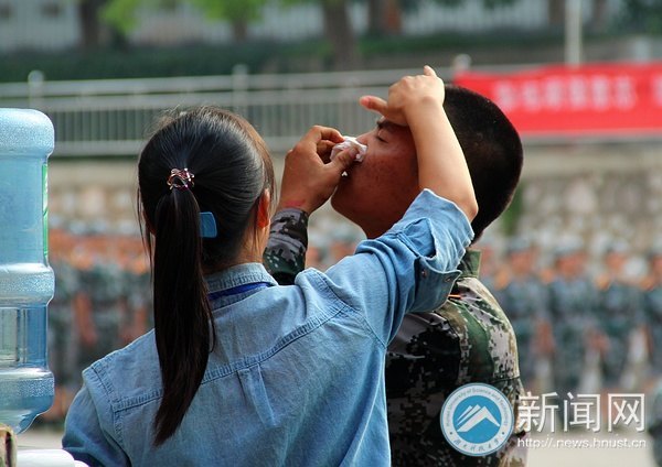 關(guān)愛與嚴(yán)厲筑起“軍訓(xùn)之家”