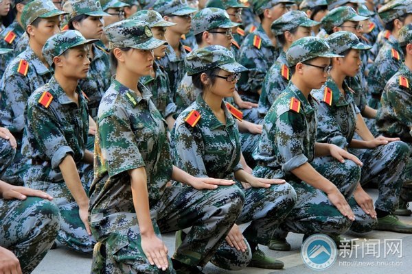 關(guān)愛與嚴(yán)厲筑起“軍訓(xùn)之家”