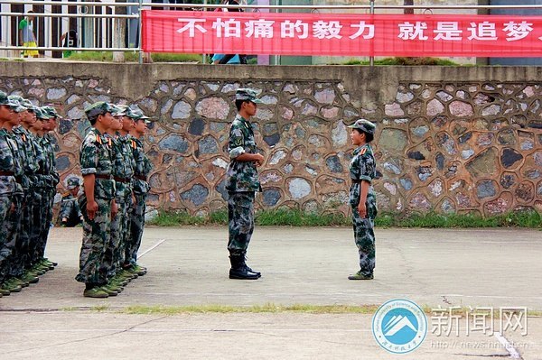 關(guān)愛與嚴(yán)厲筑起“軍訓(xùn)之家”