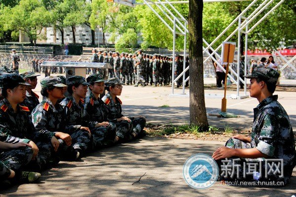 關(guān)愛與嚴(yán)厲筑起“軍訓(xùn)之家”