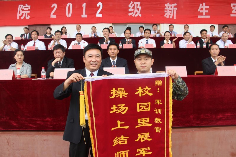 許昌學院舉行2012級新生軍訓會操