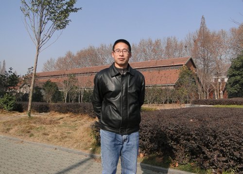 湖北工業(yè)大學(xué)十佳“師德標(biāo)兵”風(fēng)采錄(三)——外國(guó)語(yǔ)學(xué)院黃萬(wàn)武老師