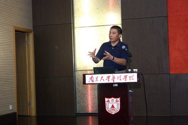 江蘇省化工行業(yè)協(xié)會(huì)執(zhí)行副會(huì)長(zhǎng)趙偉健教授來(lái)金陵學(xué)院做專題報(bào)告
