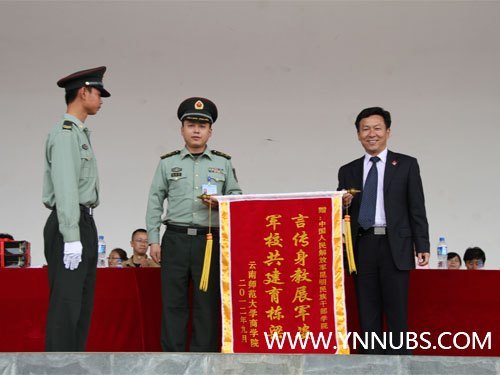 云南師范大學(xué)商學(xué)院舉行2012級(jí)新生軍訓(xùn)匯報(bào)表演暨開(kāi)學(xué)典禮儀式
