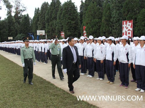 云南師范大學(xué)商學(xué)院舉行2012級(jí)新生軍訓(xùn)匯報(bào)表演暨開(kāi)學(xué)典禮儀式