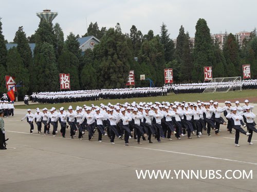 云南師范大學(xué)商學(xué)院舉行2012級(jí)新生軍訓(xùn)匯報(bào)表演暨開(kāi)學(xué)典禮儀式