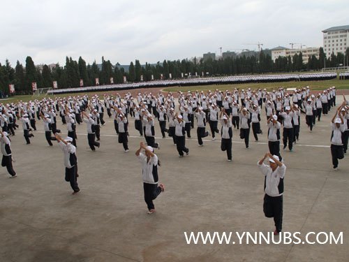 云南師范大學(xué)商學(xué)院舉行2012級(jí)新生軍訓(xùn)匯報(bào)表演暨開(kāi)學(xué)典禮儀式