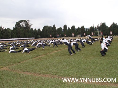 云南師范大學(xué)商學(xué)院舉行2012級(jí)新生軍訓(xùn)匯報(bào)表演暨開(kāi)學(xué)典禮儀式
