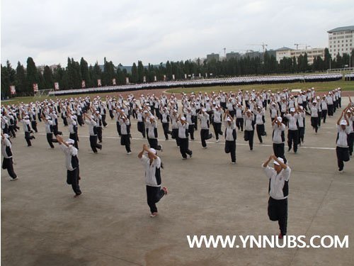 云南師范大學(xué)商學(xué)院舉行2012級(jí)新生軍訓(xùn)匯報(bào)表演暨開(kāi)學(xué)典禮儀式