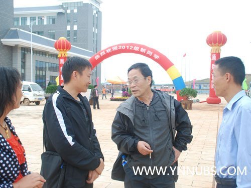 劉學(xué)民、王昆來(lái)等領(lǐng)導(dǎo)親切看望慰問(wèn)軍訓(xùn)返校新生