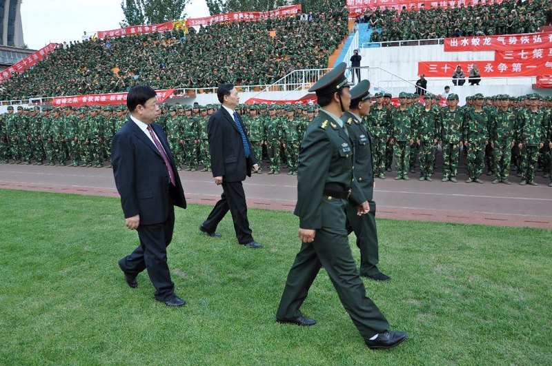 中北大學舉行2012級學生軍訓匯報表演暨總結(jié)表彰大會