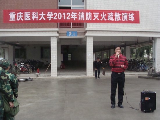 學(xué)校保衛(wèi)處開展2012級(jí)新生消防安全知識(shí)培訓(xùn)和消防滅火疏散演練