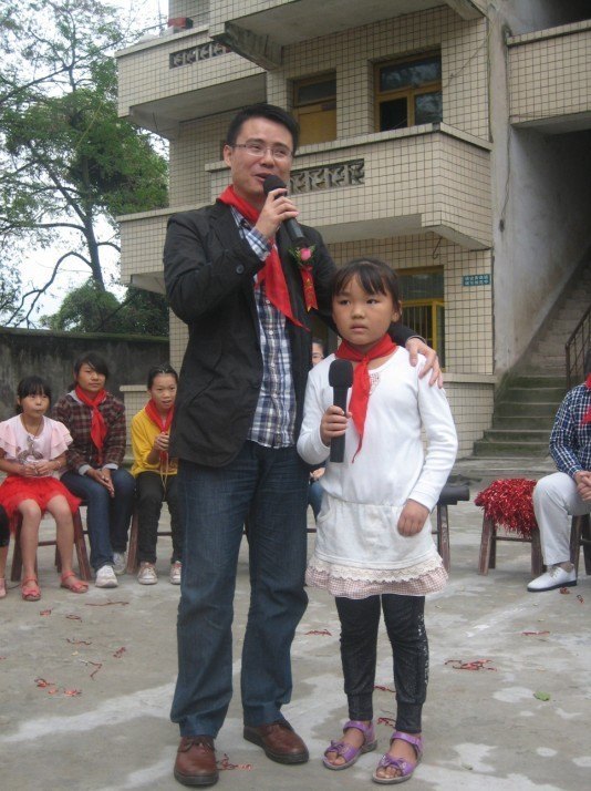學院團委與留守兒童共筑愛之家