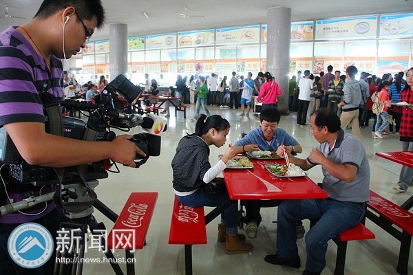 湖南衛視等多家媒體來校采訪宋瓊同學