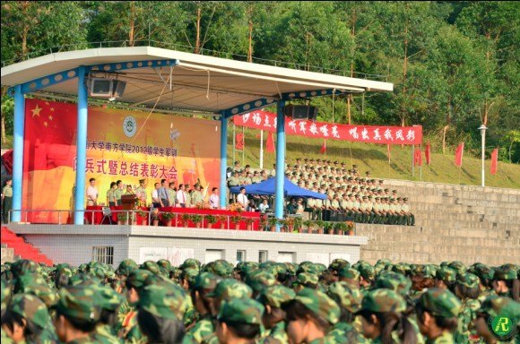 中山大學(xué)南方學(xué)院2012級學(xué)生軍訓(xùn)閱兵式暨總結(jié)表彰大會順利舉行