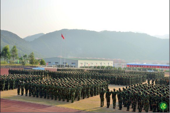 中山大學(xué)南方學(xué)院2012級學(xué)生軍訓(xùn)閱兵式暨總結(jié)表彰大會順利舉行