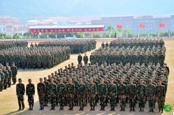 中山大學(xué)南方學(xué)院2012級學(xué)生軍訓(xùn)閱兵式暨總結(jié)表彰大會順利舉行