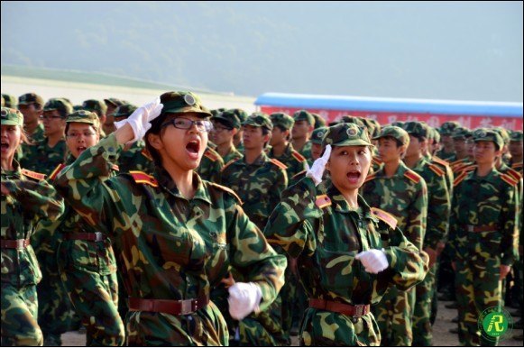 中山大學(xué)南方學(xué)院2012級學(xué)生軍訓(xùn)閱兵式暨總結(jié)表彰大會順利舉行