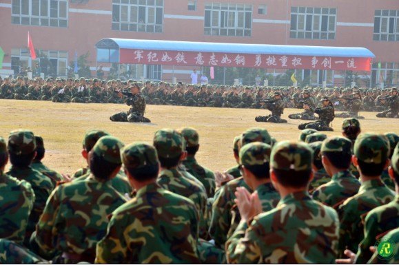 中山大學(xué)南方學(xué)院2012級學(xué)生軍訓(xùn)閱兵式暨總結(jié)表彰大會順利舉行
