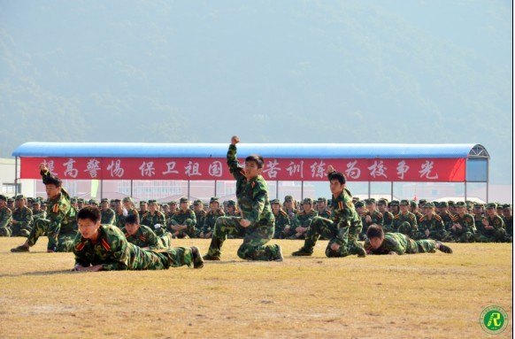 中山大學(xué)南方學(xué)院2012級學(xué)生軍訓(xùn)閱兵式暨總結(jié)表彰大會順利舉行