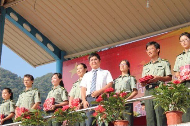 中山大學(xué)南方學(xué)院2012級學(xué)生軍訓(xùn)閱兵式暨總結(jié)表彰大會順利舉行