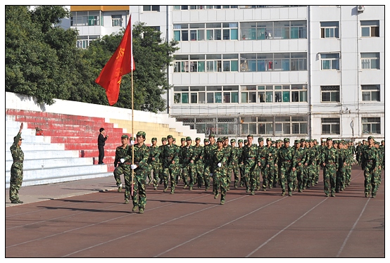晉中學(xué)院2012級新生軍訓(xùn)匯演暨開學(xué)典禮在北院體育場隆重舉行