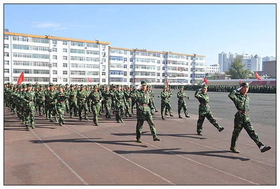 晉中學(xué)院2012級新生軍訓(xùn)匯演暨開學(xué)典禮在北院體育場隆重舉行