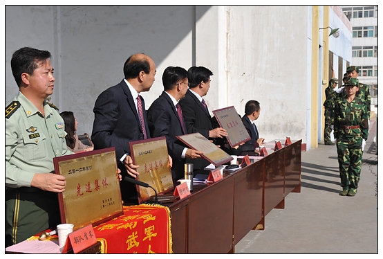 晉中學(xué)院2012級新生軍訓(xùn)匯演暨開學(xué)典禮在北院體育場隆重舉行