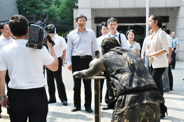 景德鎮(zhèn)陶瓷學(xué)院古代制陶行為藝術(shù)秀亮相南昌市“三看”活動(dòng)