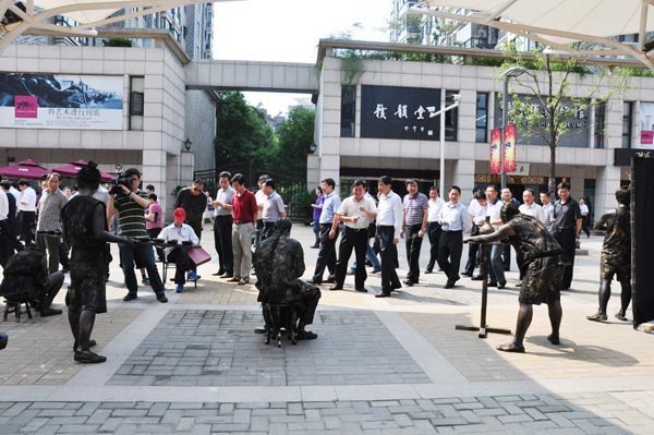 景德鎮(zhèn)陶瓷學(xué)院古代制陶行為藝術(shù)秀亮相南昌市“三看”活動(dòng)