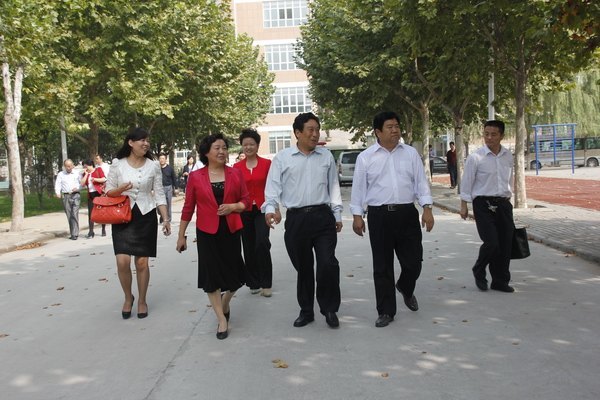 市人大常委會副主任、市總工會主席李元法一行到鄭州職業技術學院視察