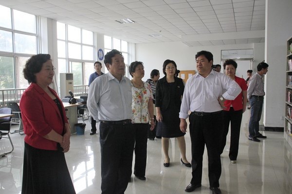 市人大常委會副主任、市總工會主席李元法一行到鄭州職業技術學院視察
