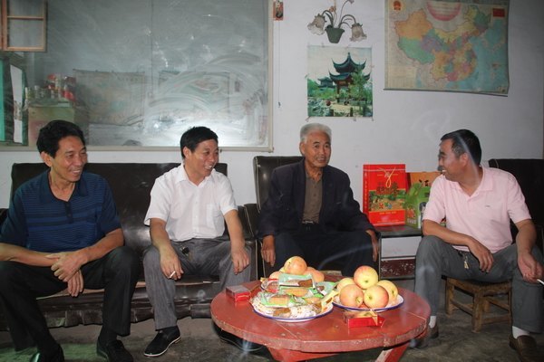 中秋國慶前夕 馬振華主席帶隊看望慰問退休教職工