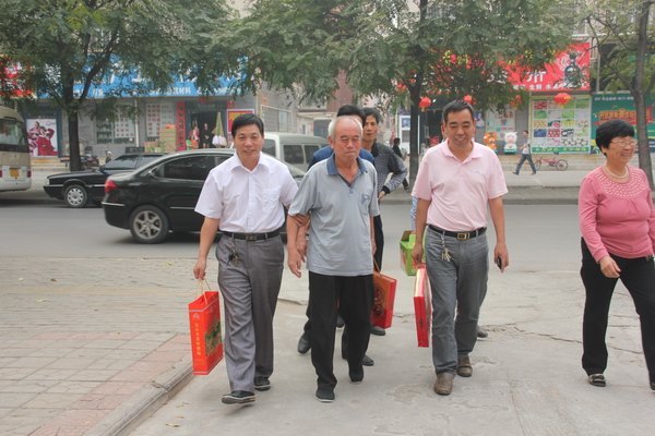 中秋國慶前夕 馬振華主席帶隊看望慰問退休教職工