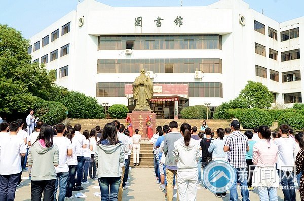 紀(jì)念孔子誕辰 圣人像前傳經(jīng)典