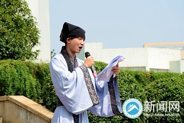 紀(jì)念孔子誕辰 圣人像前傳經(jīng)典