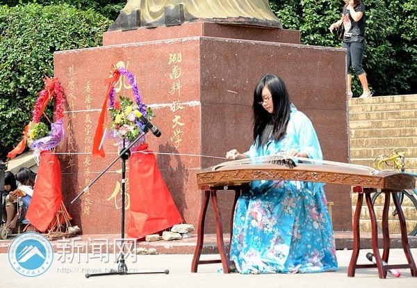 紀(jì)念孔子誕辰 圣人像前傳經(jīng)典