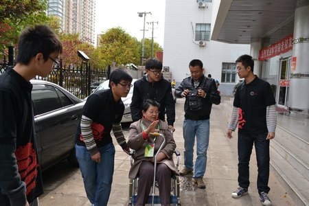 校慶專題:園林學院志愿者熱情接待校友