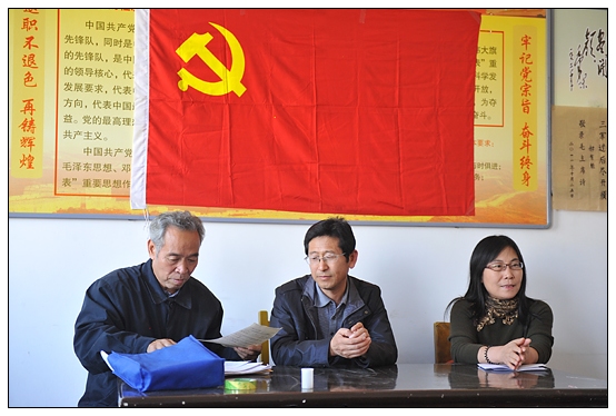 年近80歲的晉中學(xué)院離休干部聶榮華在十八大前光榮入黨