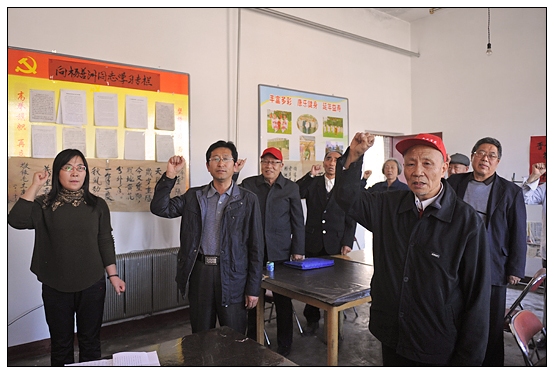年近80歲的晉中學(xué)院離休干部聶榮華在十八大前光榮入黨