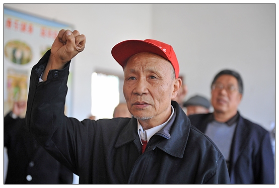 年近80歲的晉中學(xué)院離休干部聶榮華在十八大前光榮入黨