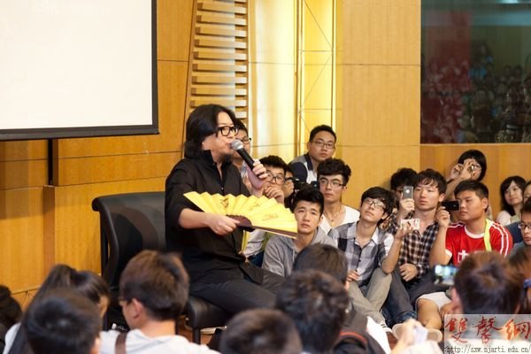 著名音樂人高曉松現(xiàn)場脫口秀引爆傳媒學院
