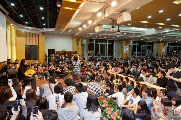 著名音樂人高曉松現(xiàn)場脫口秀引爆傳媒學院