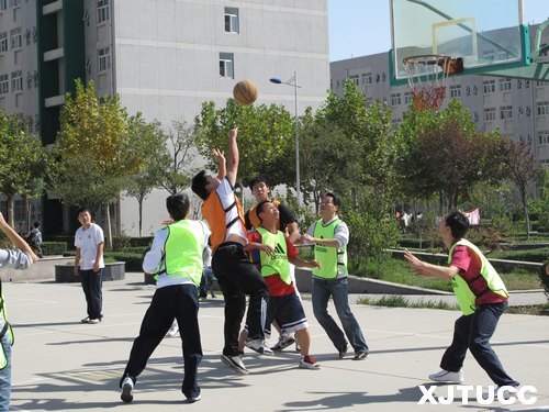 西安交通大學(xué)城市學(xué)院工會舉辦2012年第三屆教職工籃球友誼賽