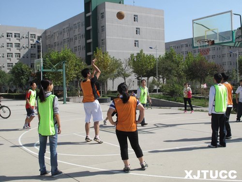 西安交通大學(xué)城市學(xué)院工會舉辦2012年第三屆教職工籃球友誼賽