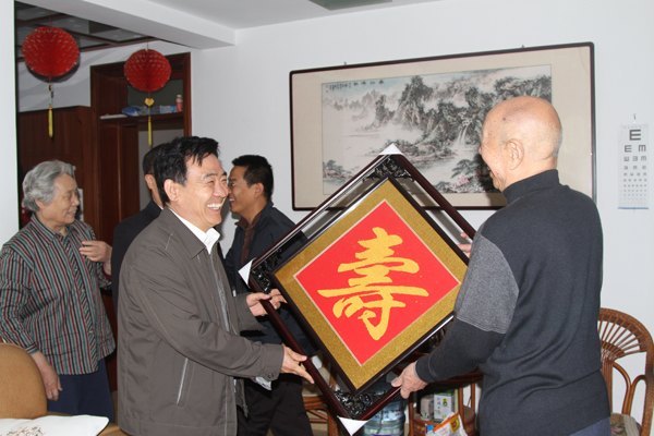 重陽節(jié)校領(lǐng)導(dǎo)走訪老干部