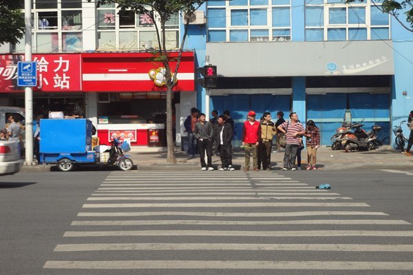 珍愛生命志愿行——常州工學(xué)院設(shè)立校外交通文明崗